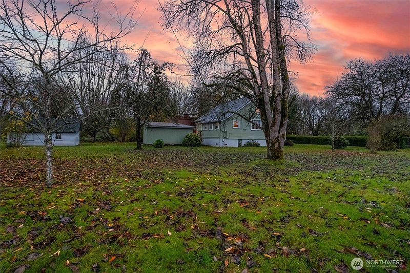 3rd image of 516 SW Riverside Drive