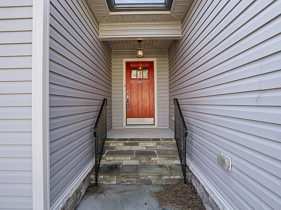 4th image of 240 Ridge Dr