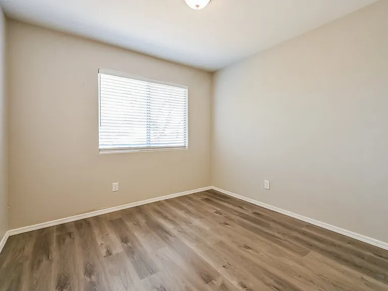 1036 W Olive Ave — Photo 14
