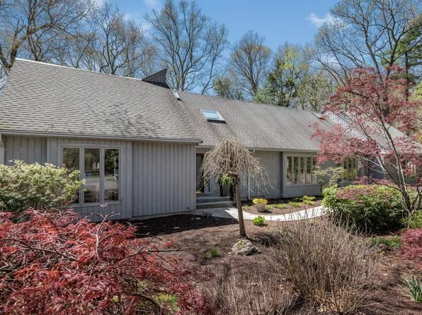 17 Ardsley Way, Avon, CT 06001