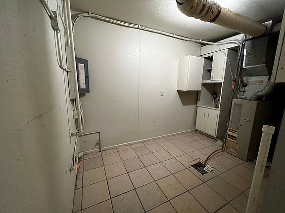 Utility room with Washer/dryer hook ups