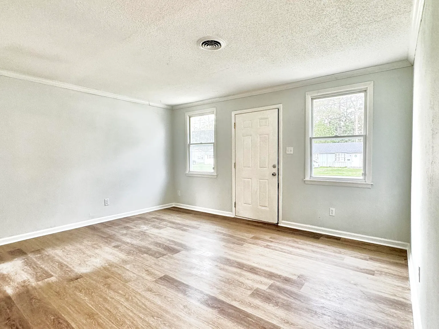 2 bed, 1.0 bath, $985 — Photo 2