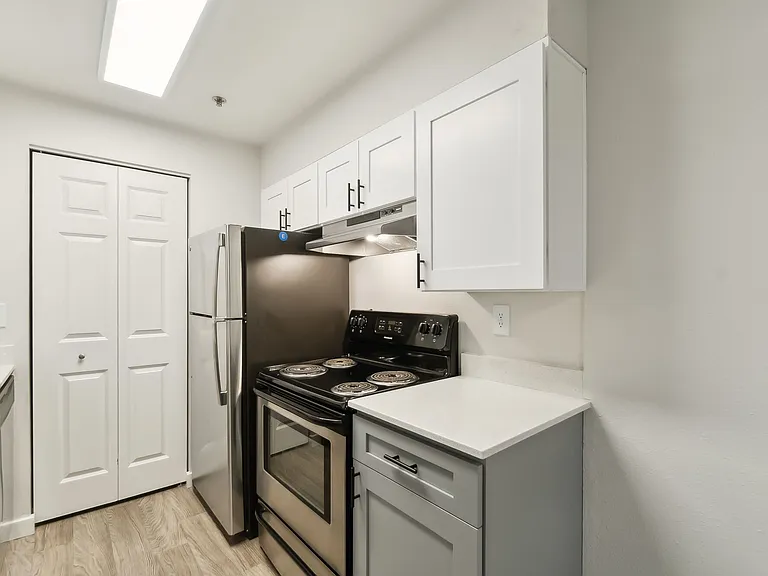 Spinnaker Apartments — Photo 2
