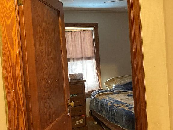 5th image of 601 W Charles St