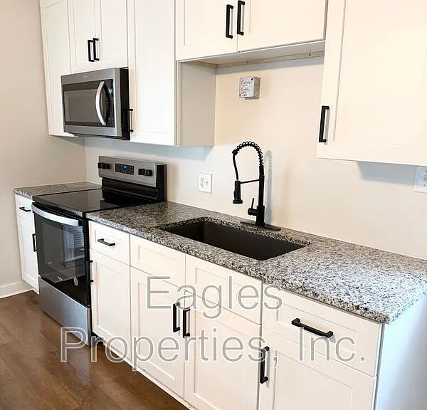 1205 Simpson St — Photo 4
