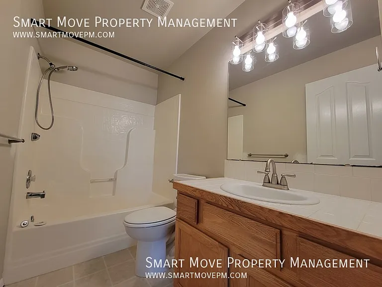 1067 N Crestley Ave — Photo 17