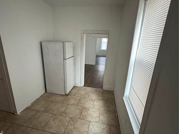 5th image of 1640 Allengrove St Floor 2