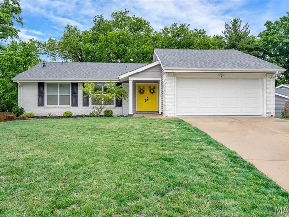 999 Century Oaks Dr, Ballwin, MO 63021