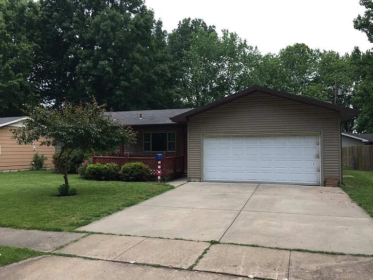2451 S Meadowbrook Ave — Photo 1