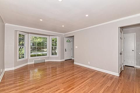 4th image of 7405 Hennessey Ave