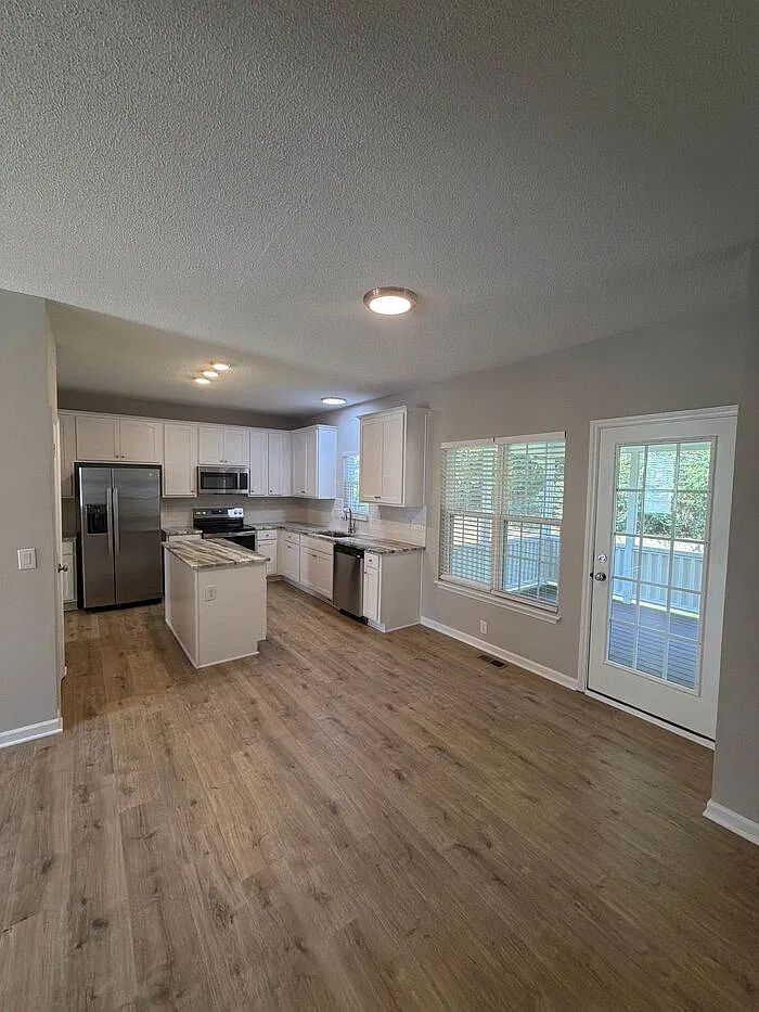 3 bed, 2.5 bath, 2165 sqft, $2,400 — Photo 4