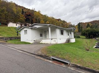 1030 Russell Hill St, Grundy, VA 24614