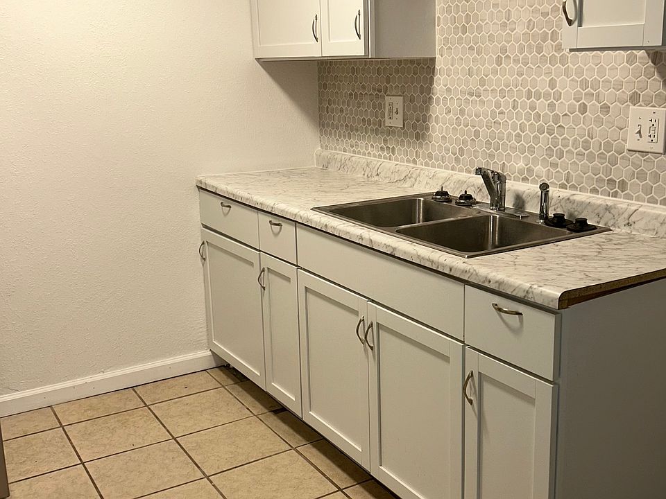 1st image of 5207 N Knoxville Ave #103
