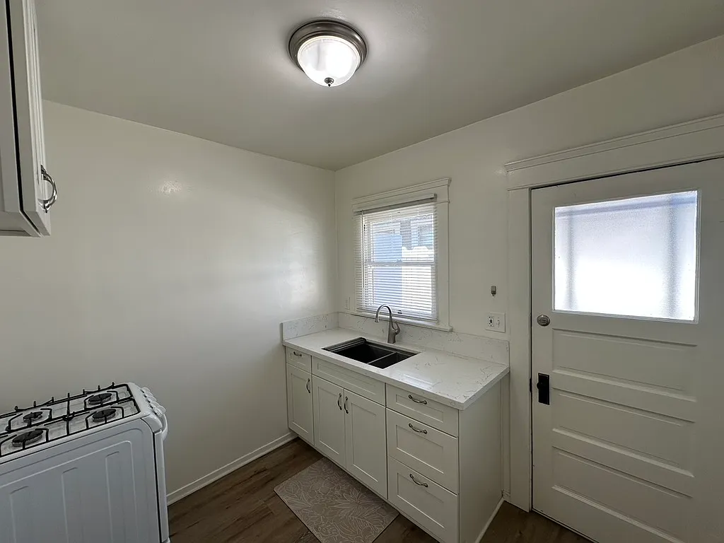 1 bed, 455 sqft, $2,100 — Photo 3