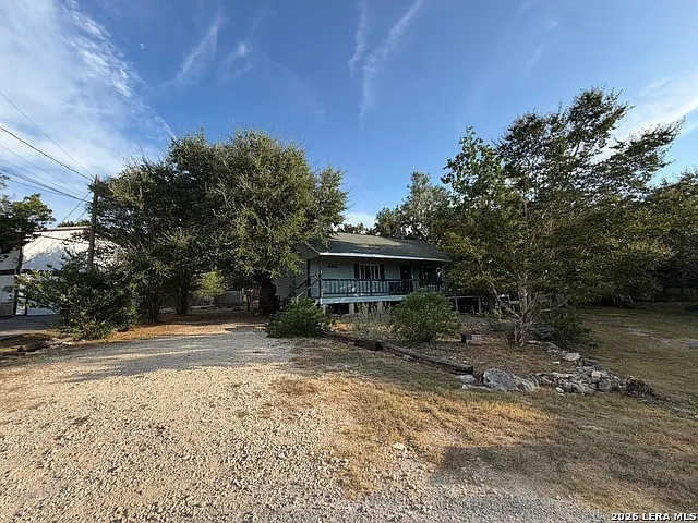 2 bed, 1.0 bath, 912 sqft, $1,600 — Photo 1