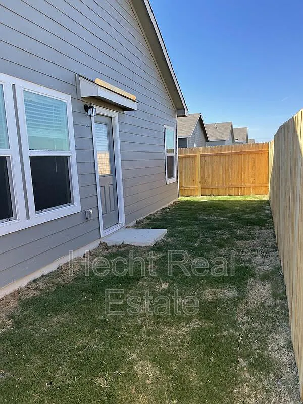 4 bed, 2.0 bath, 1627 sqft, $1,700 — Photo 3