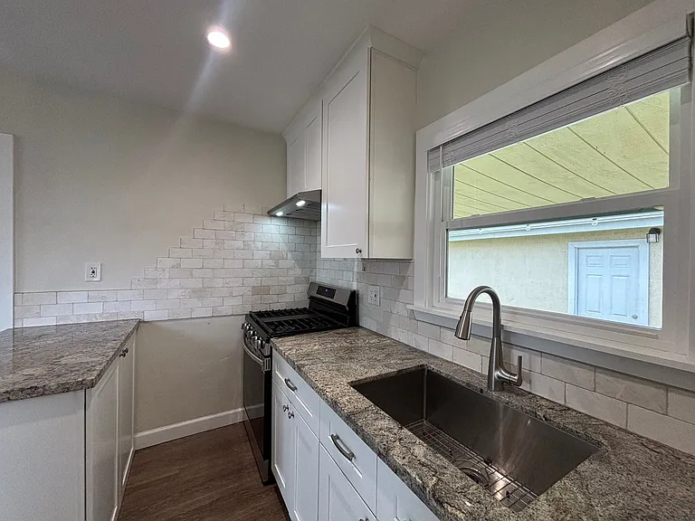 1225 Buenos Ave — Photo 8