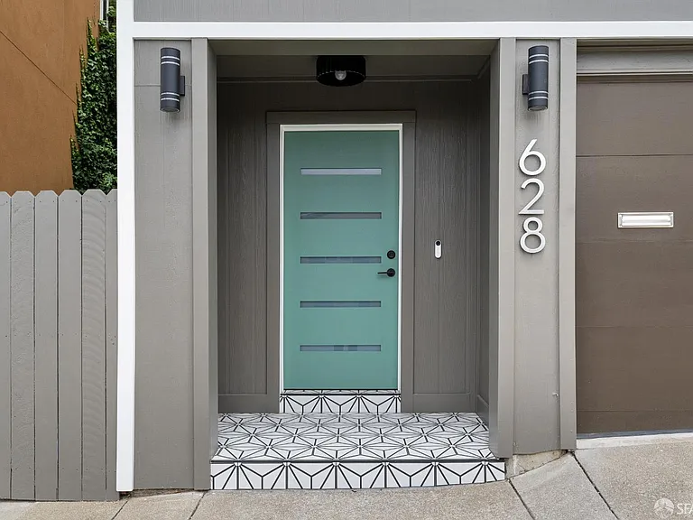 628 Los Palmos Dr — Photo 2