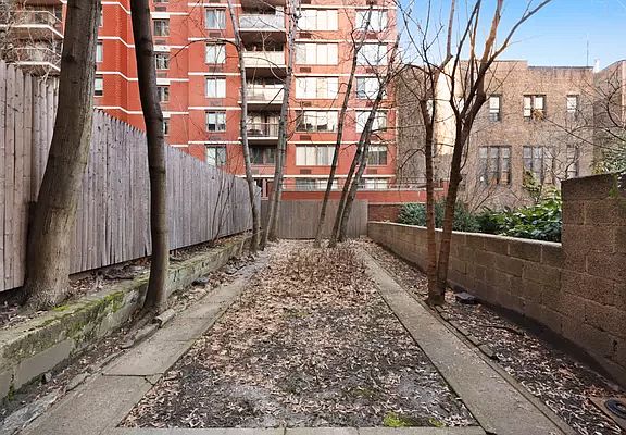 5th image of 119 E 95th St