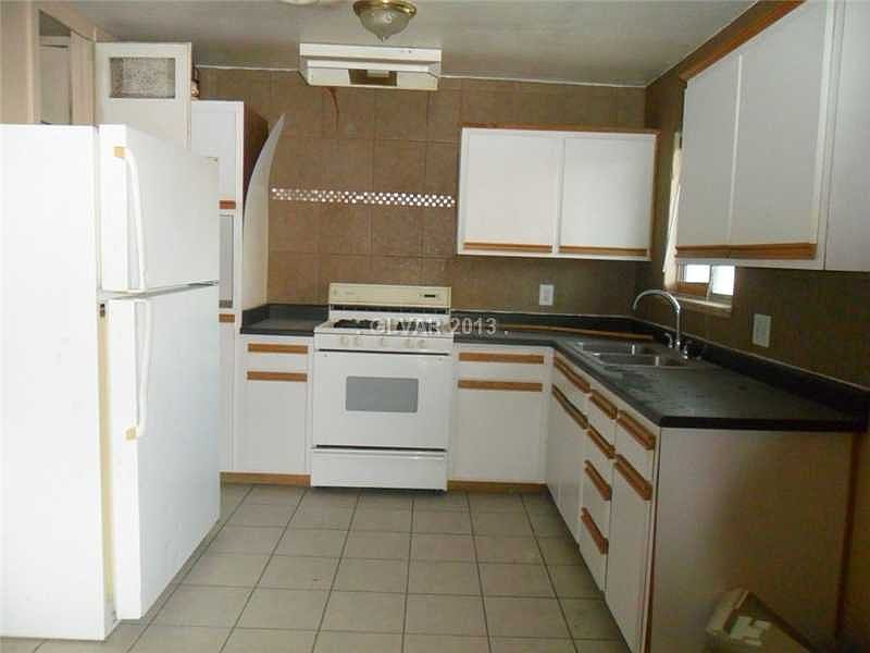2nd image of 2908 Daley St