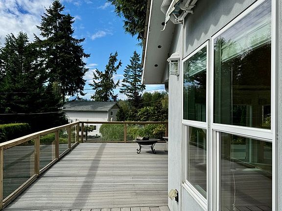 4th image of 16415 Lemolo Shore Dr NE