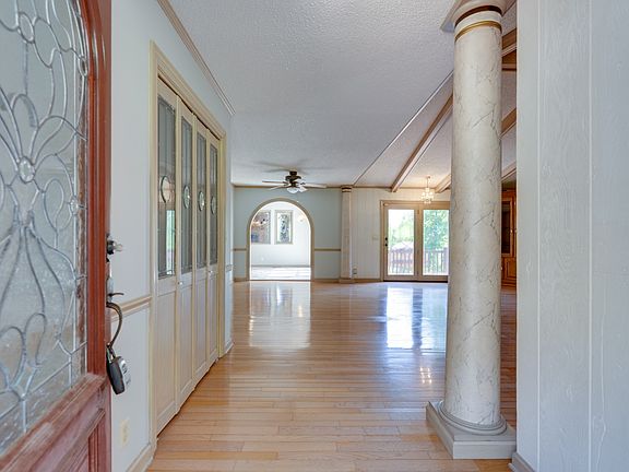 3rd image of 692 Tanglewood Dr