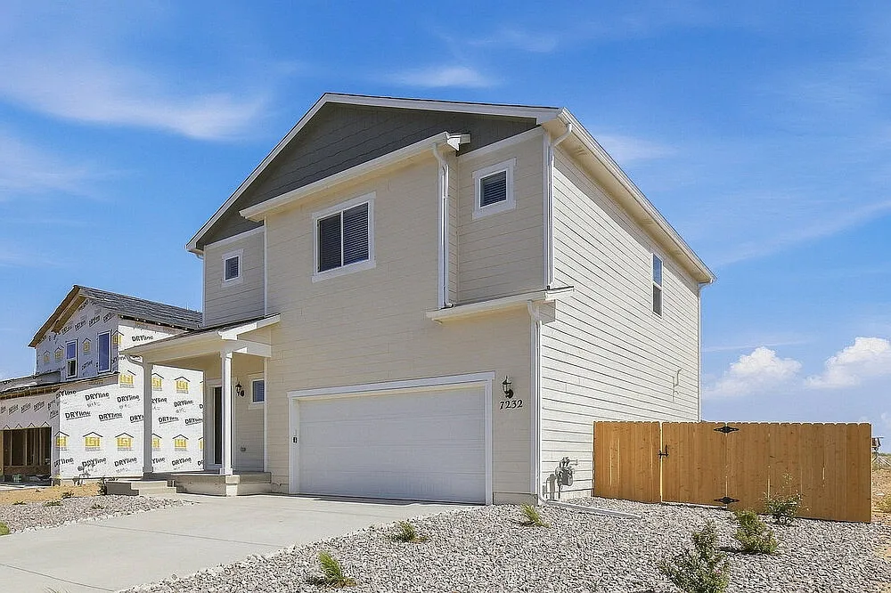 4 bed, 2.5 bath, 1924 sqft, $2,685 — Photo 2