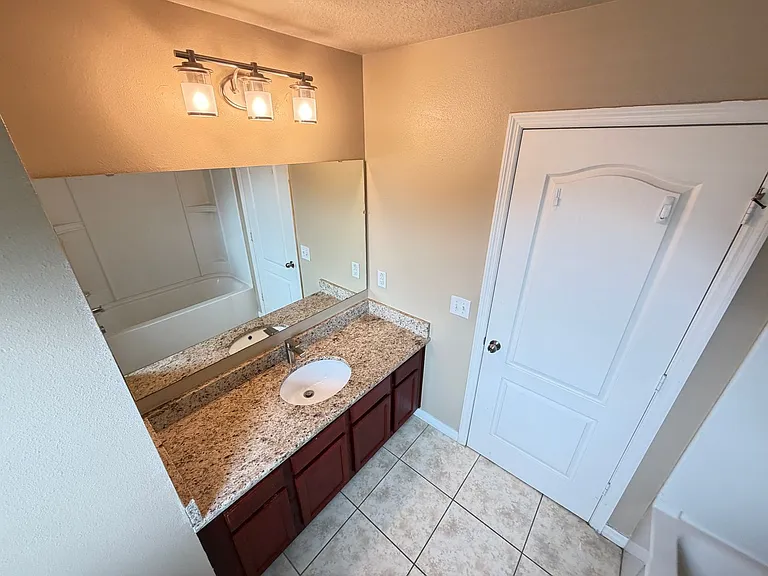 2411 Grasmere View Pkwy N — Photo 37