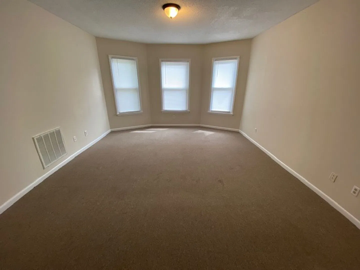 Spacious 3 Bedroom Apartment Off Camden Ave. — Photo 4