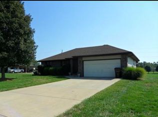 1040 Redbud Dr, Nixa, MO 65714