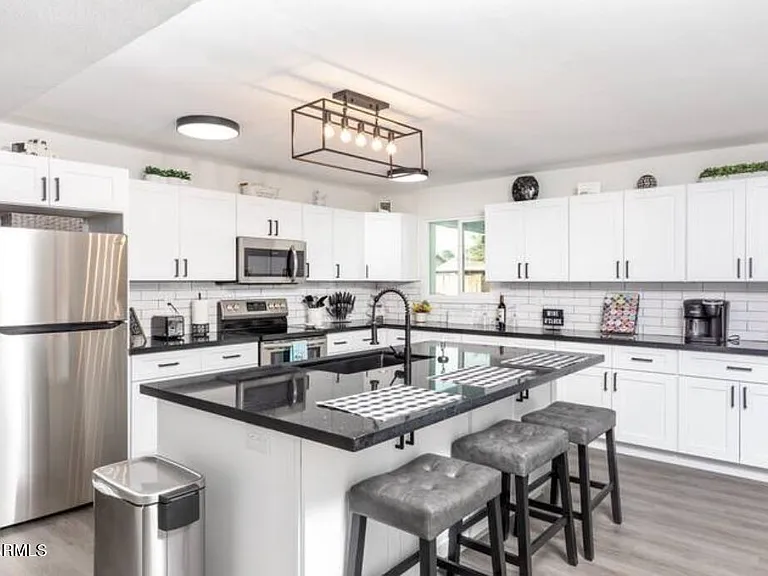 122 E Del Rio Dr — Photo 1