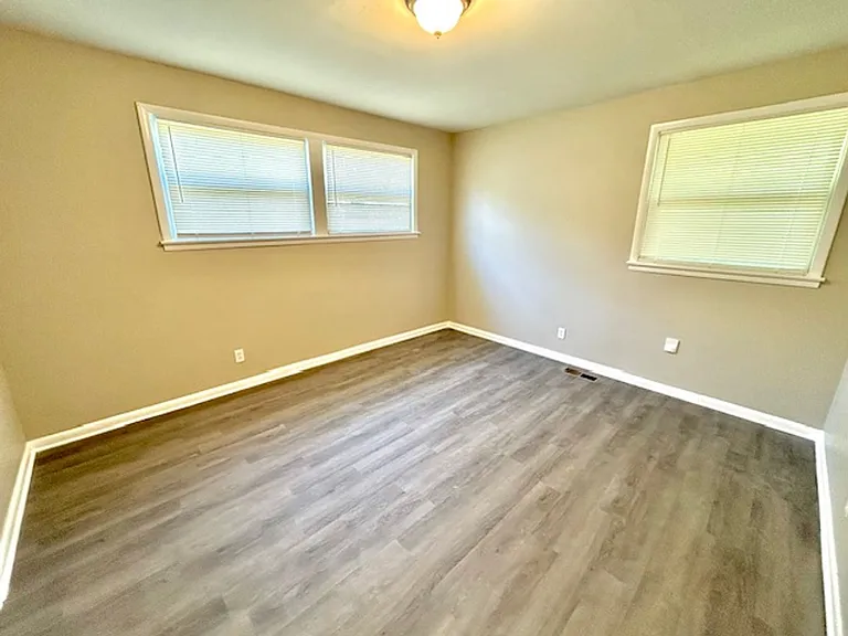 3902 Lakeview Dr — Photo 11