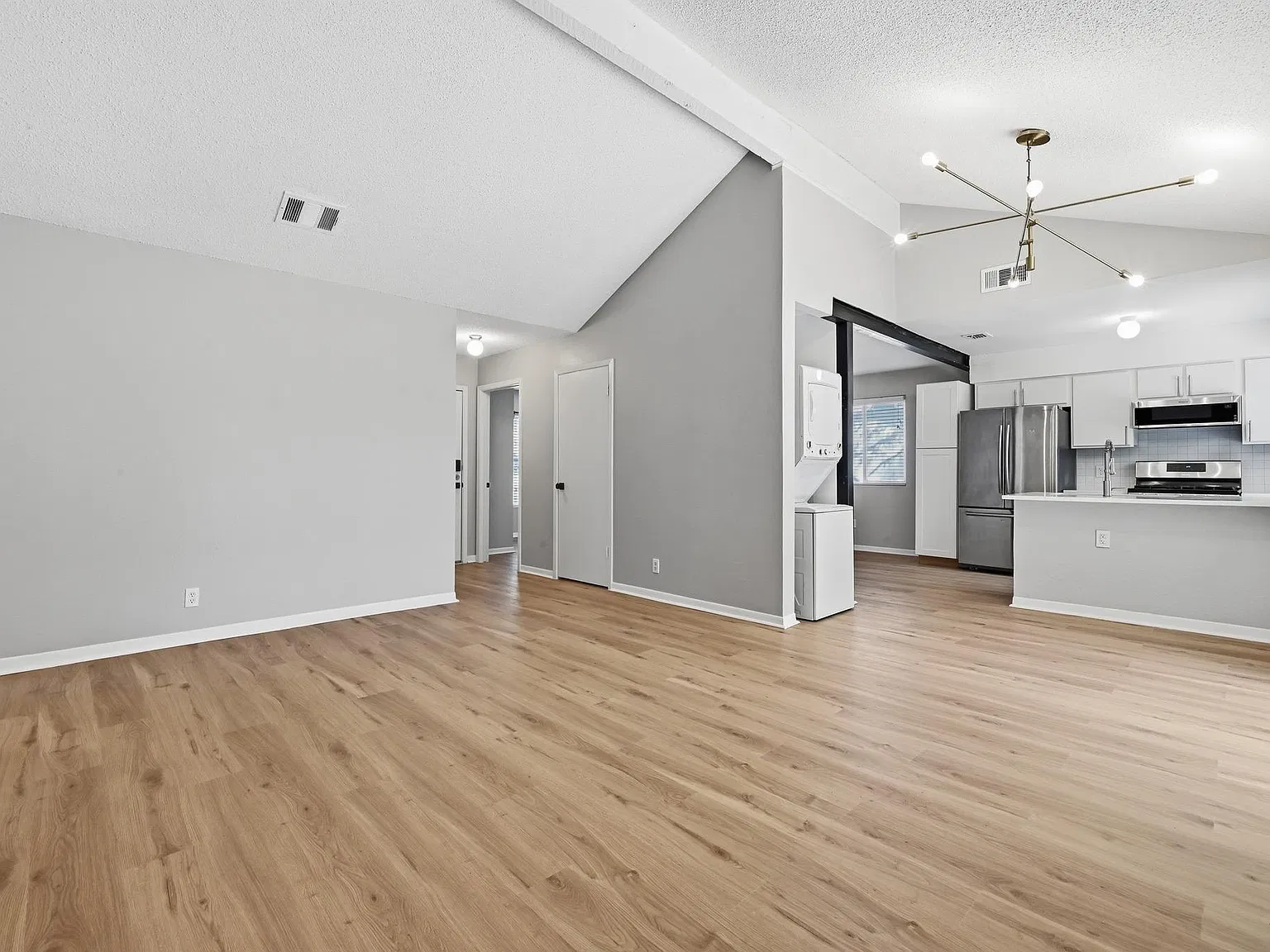 4 bed, 2.0 bath, 1270 sqft, $2,600 — Photo 2