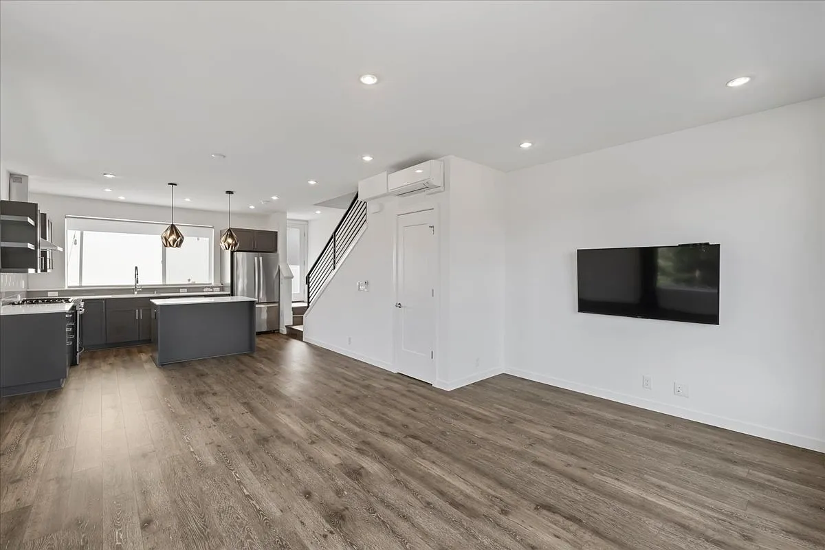 3 bed, 1618 sqft, $3,700 — Photo 4