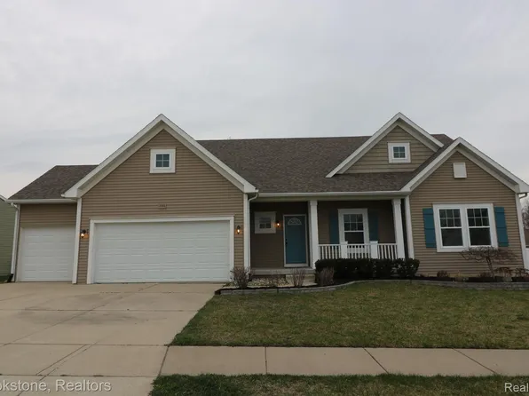 395 Geneva Ct, Howell, MI 48855