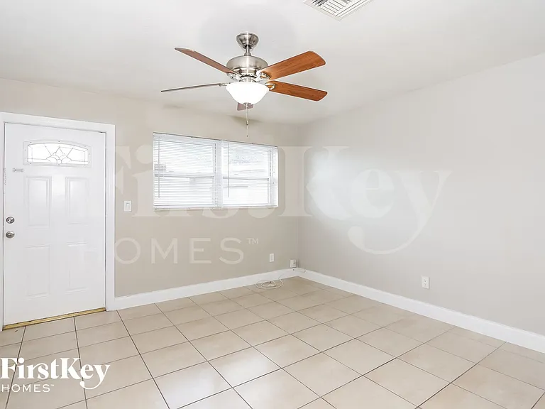 2350 SW 68th Ter — Photo 3