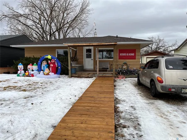 220 5th AVENUE E, Gravelbourg, SK S0H 1X0