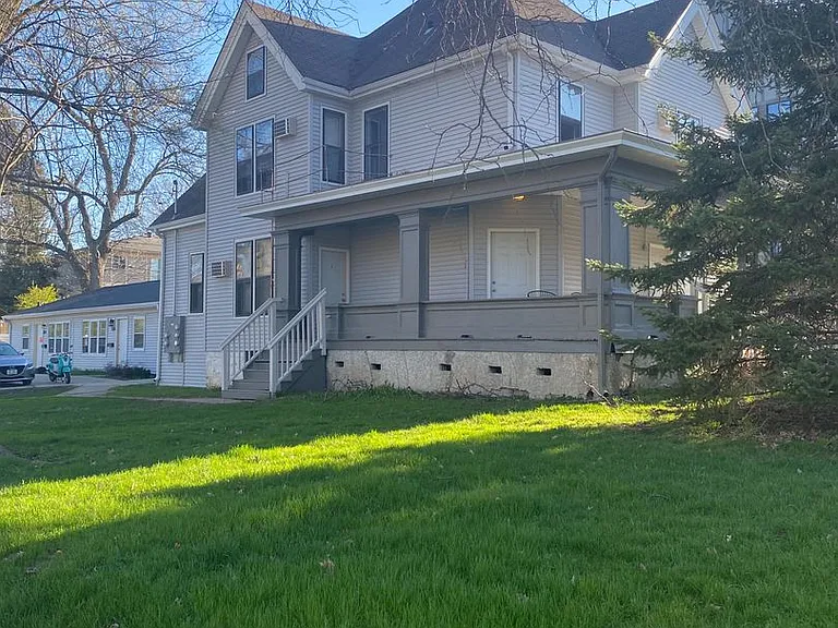 906 E Burlington Apartments! — Photo 6