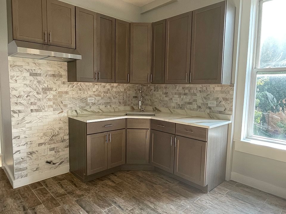 1st image of 1341 N Washtenaw Ave Floor 3