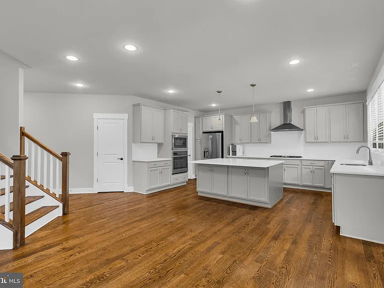 2233 N Underwood St — Photo 15