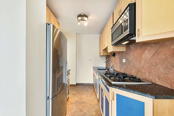 Sold by Thomas Lipovetsky, LREB | media 21