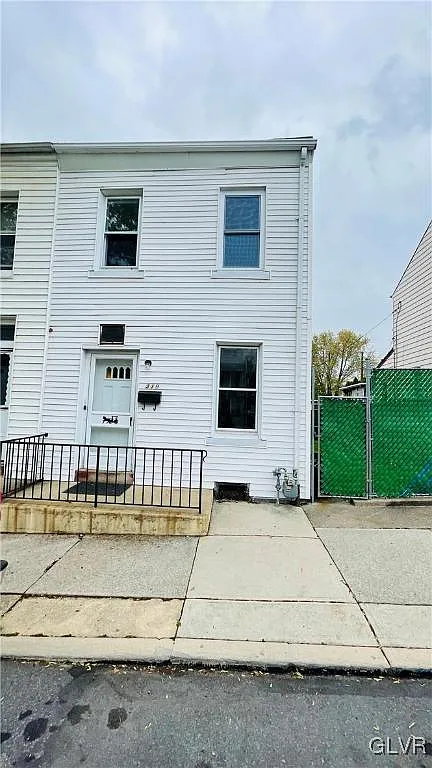 319 E Walnut St photo 1