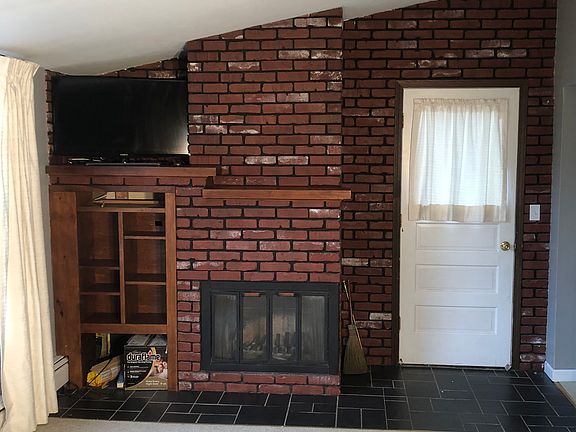 Family Room 1/3
fire place