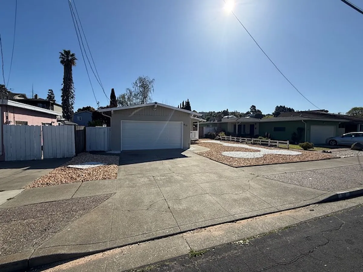 Building Photo - 619 Vaqueros Ave