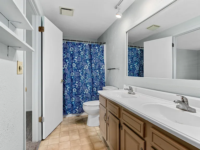 6205-6207 N Northmoor Ct — Photo 13