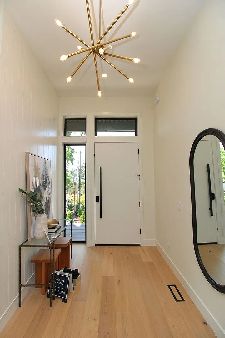 Stunning Brand New Contemporary Bridlemile Home - 4 Bed/4.5 Bath — Photo 2