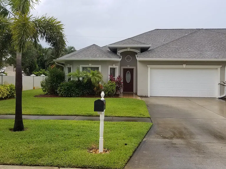 572 Lee Ave — Photo 1