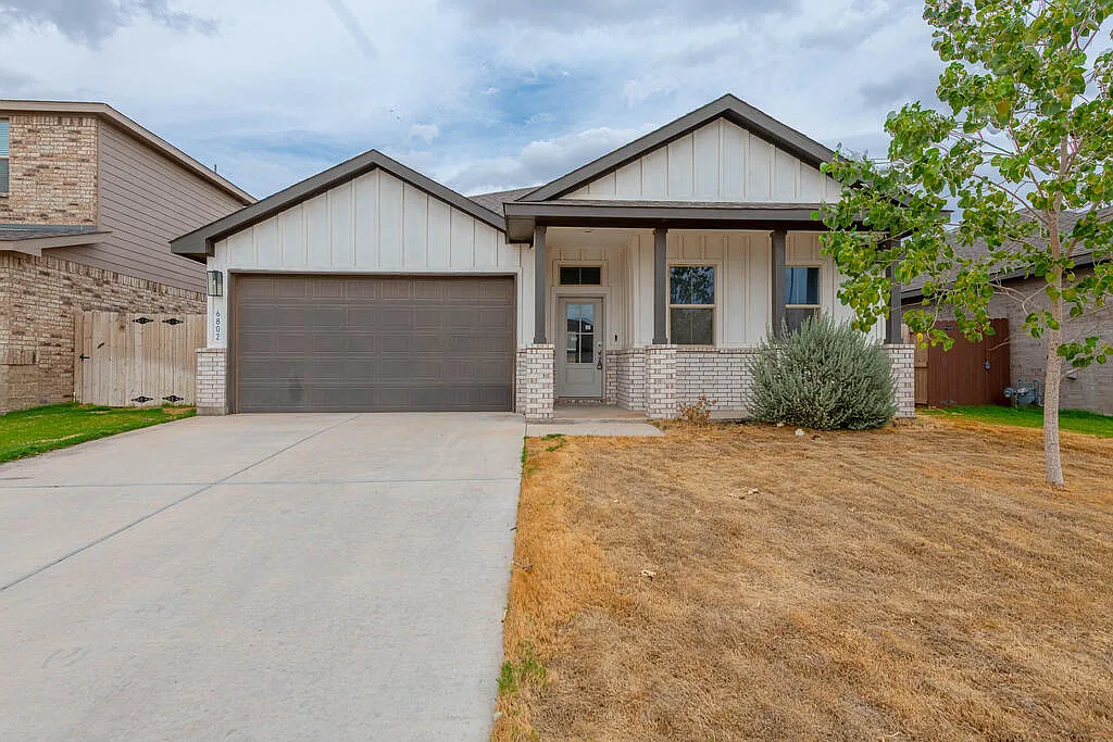4 bed, 2.0 bath, 1681 sqft, $2,900 — Photo 1