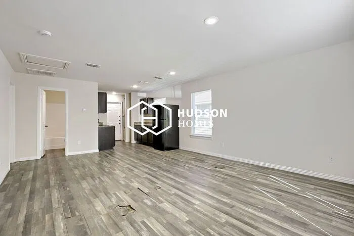 3 bed, 1.0 bath, 836 sqft, $1,005 — Photo 4