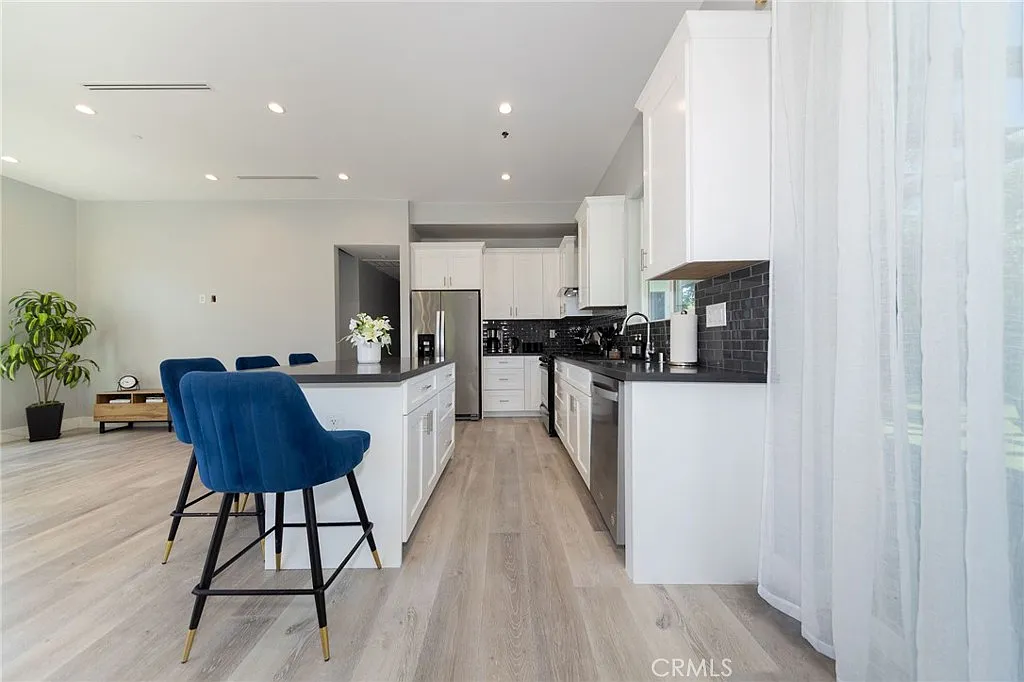 3 bed, 1118 sqft, $5,500 — Photo 3